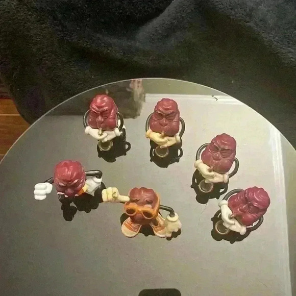 Vintage Set of  6 California Raisins collectibles. - Picture 2 of 9